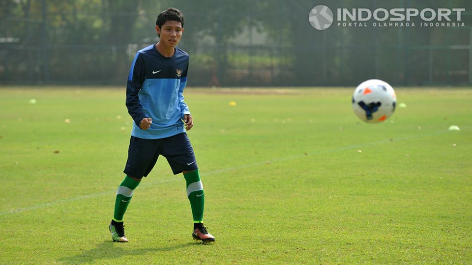 Evan Dimas ketika berlatih dengan tim nasional senior Indonesia di Lapangan Sekolah Pelita Harapan, Karawaci, Tangerang, Jumat (17/10/14). Copyright: &copy; Ratno Prasetyo/INDOSPORT